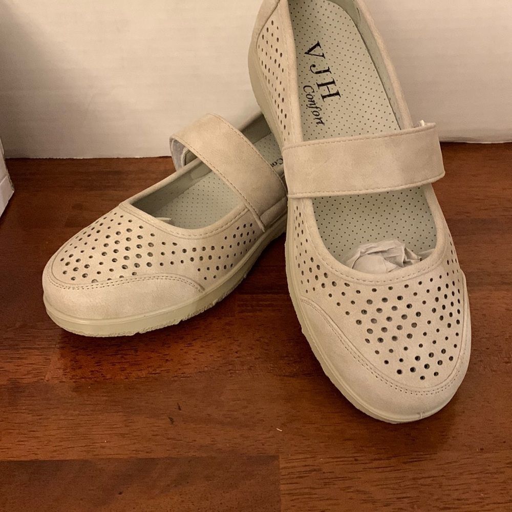 Ladies size 6 page Mary Jane shoes NWT with memory foam insoles